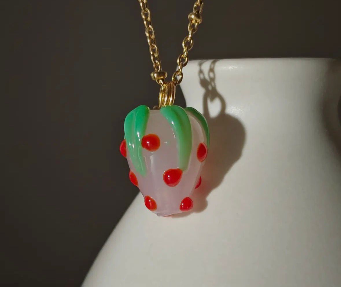 Strawberry pendant white
